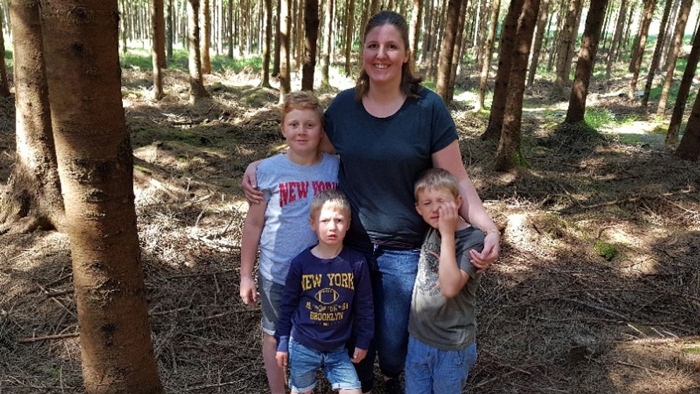 Emilie Håkansson tillsammans med sina tre barn i skogen hon äger.