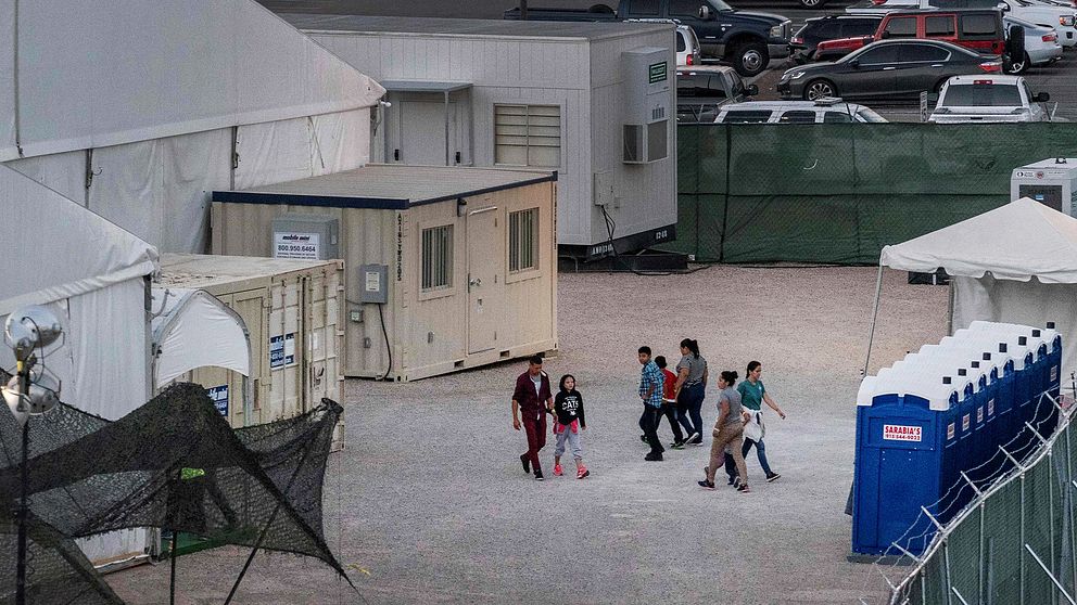 Några av barnen inne på anläggningen vid gränsstationen i Clint där det efter en inspektion framkommit att det inte finns tillgång till dusch, rena kläder eller tillräckligt med mat.