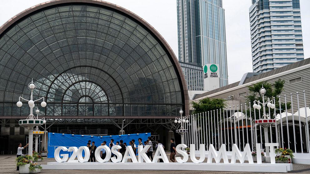 Bild från Osaka där stora bokstäver placerats ut i staden där det står G20.