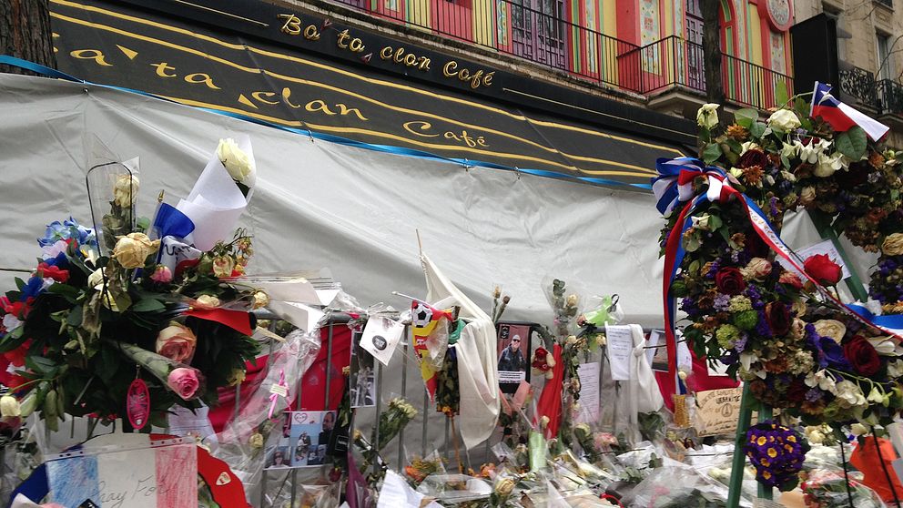 Gatan utanför Bataclan svämmades över av blommor, ljus och minnesord efter terrorattacken i november 2015.