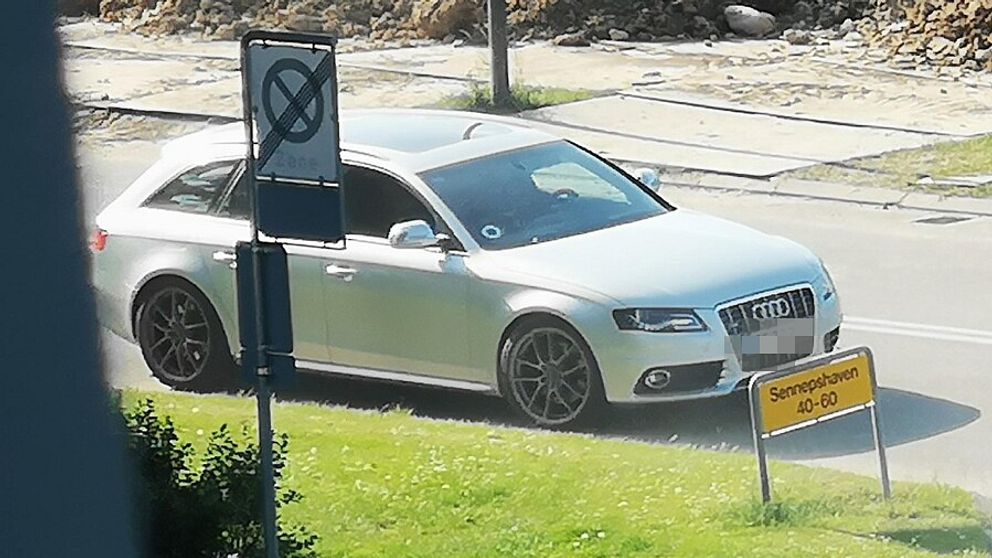 Bild på den silverfärgade Audi som polisen söker, som man misstänker har kopplingar till dödsskjutningen i Herlev under tisdagen