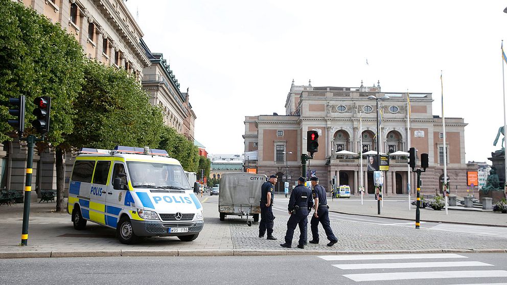 Nazistiska Svenskarnas parti kommer att hålla ett möta i centrala Stockholm ppå lördagen och en stor motdemonstration planeras. Polisen har spärrat av delar av innerstaden för att försöka förhindra bråk.