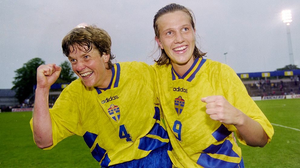 Pia Sundhage och Malin Andersson jublar efter Svergies senaste mästerskapsseger mot Tyskland 1995.