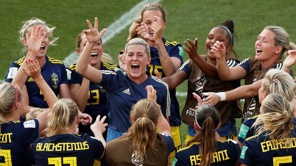 Olivia Schough firar med Sverige efter segern mot Tyskland.