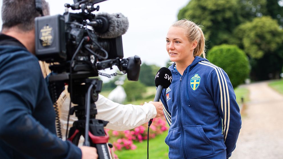 Magdalena Eriksson intervjuas av SVT Sports team på plats.