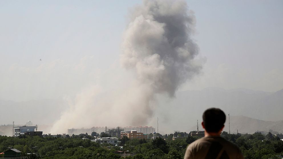 Tjockt rökmoln stiger över centrala Kabul efter den kraftiga explosionen under måndagsmorgonen.