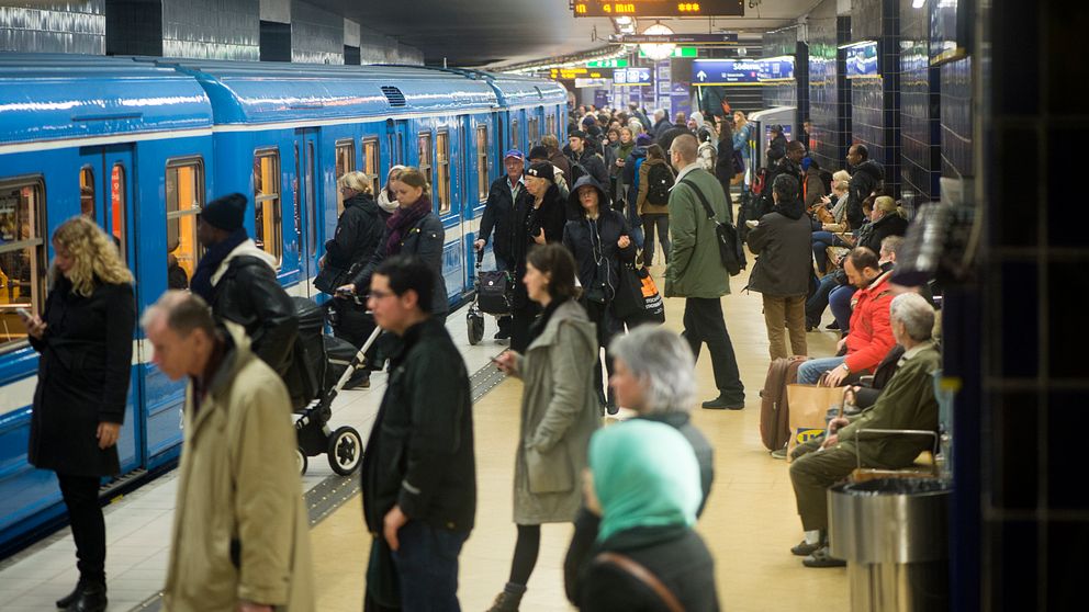 Inställd trafik på röda linjen mellan Slussen och T-centralen | SVT Nyheter