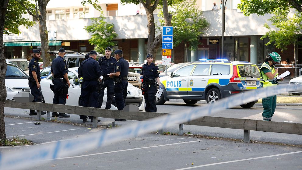 Poliser i Sollentuna där två män i 20-respektive 25-årsåldern, blev skjutna.