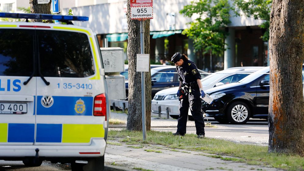 Polis på plats i Sollentuna efter helgens skjutningar.