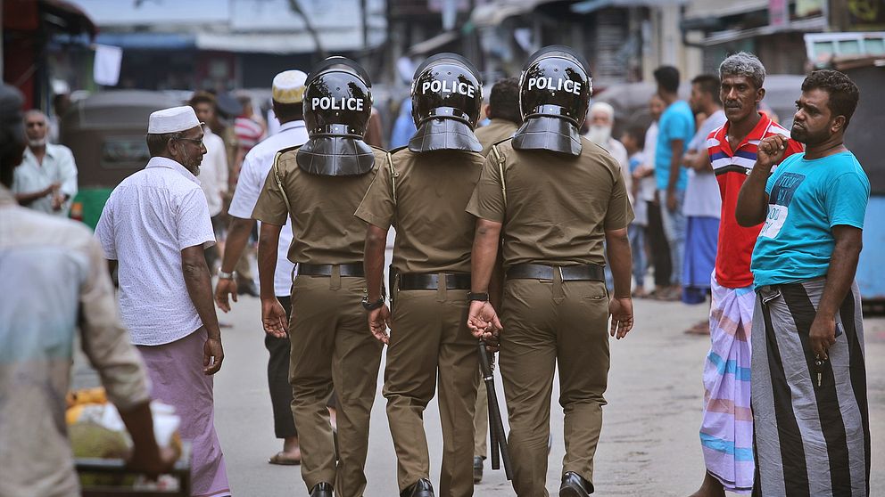Polis patrullerar på gatorna i Colombo, Sri Lanka.