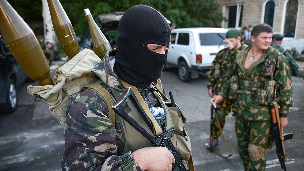 Pro-ryska rebeller förberder sig för övertagandet av Ukrainska arméns ställningar på Donetsks flygplats på söndagen.