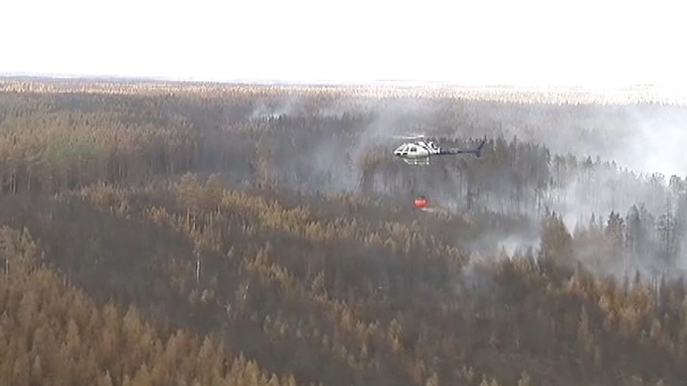 Skogsbranden i Västmanland sedd från helikopter den 8 augusti.