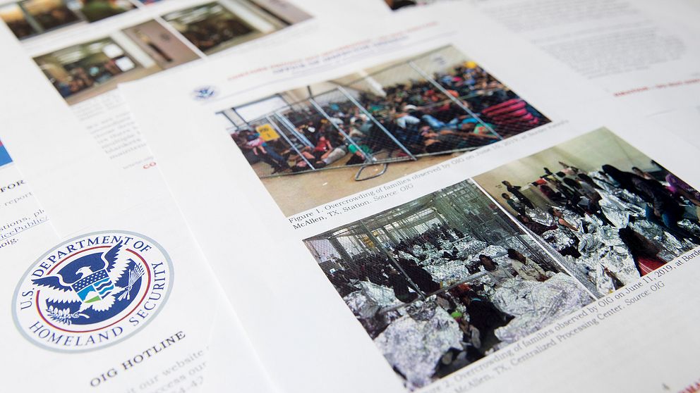 Ett foto av rapporten med bilder på migranter som hålls bakom galler.