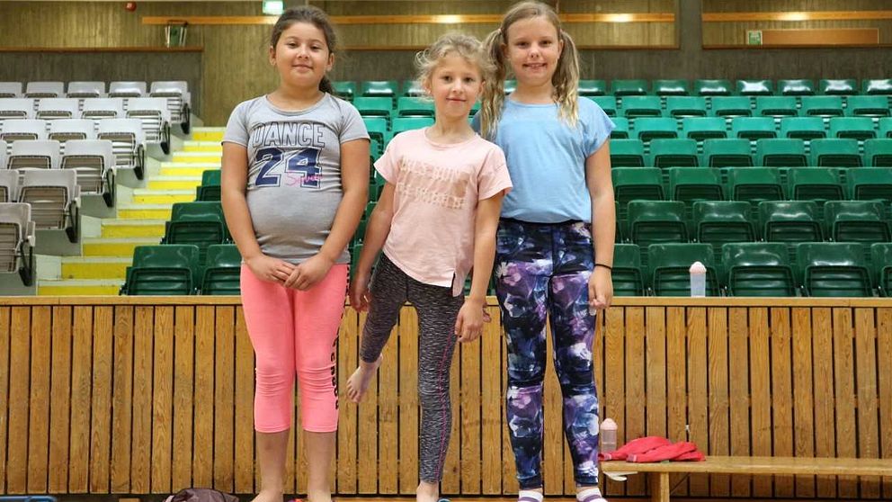 tre flickor på gymnastik