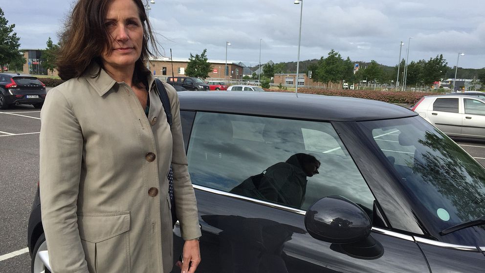 Ann Sandén upptäckt att det saknas bildelar efter att hon ställt sin bil på pendelparkeringen.