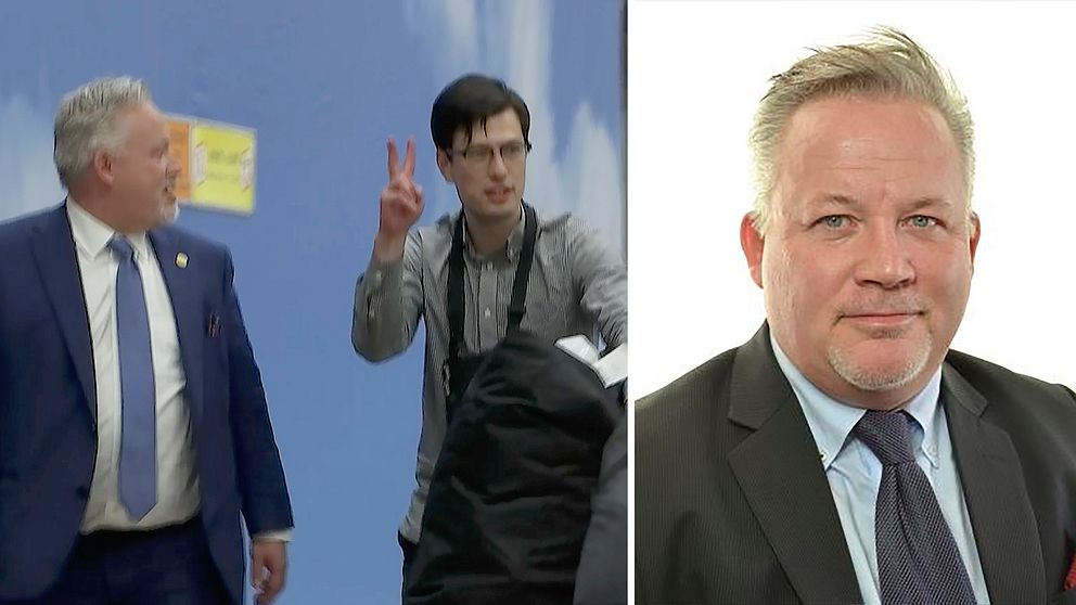 Australiska studenten Alek Sigley gör ”peace”-tecken när han anländer till flygplatsen i Peking tillsammans med Svergies sändebud, Kent Härstedt.