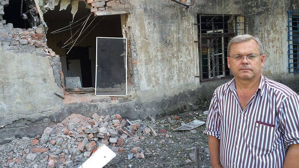 ”Ett av de bostadshus som skadades allvarligt under den ukrainska arméns försök att återta Donetsk från speratisterna”, säger SVT:s korrespondent Bert Sundström plats i Donetsk i Ukraina.