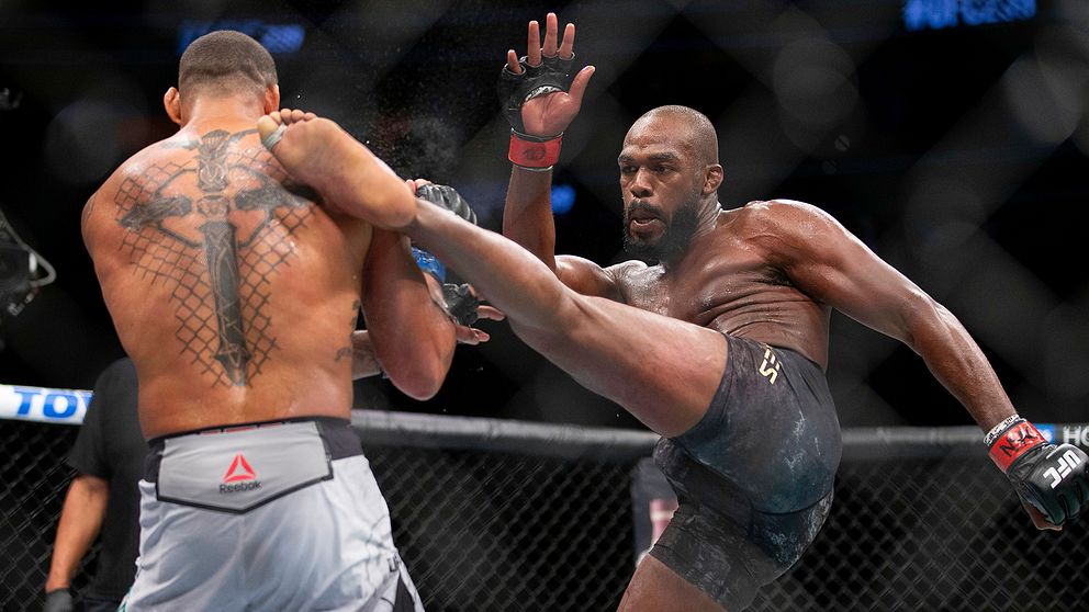 Jon Jones träffar med en spark mot Thiago Santos.