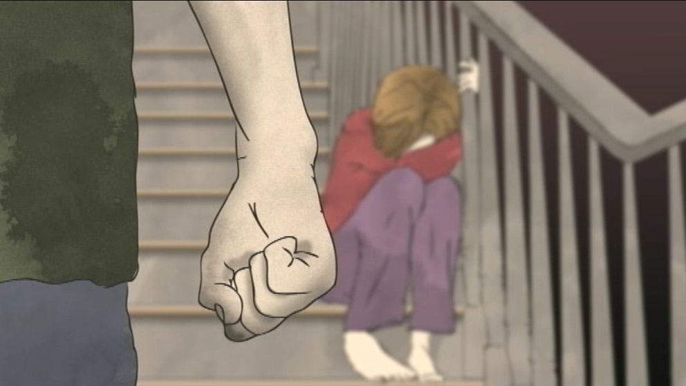 En ledsen flicka som sitter i en trappa. En man med knuten näven står framför henne.