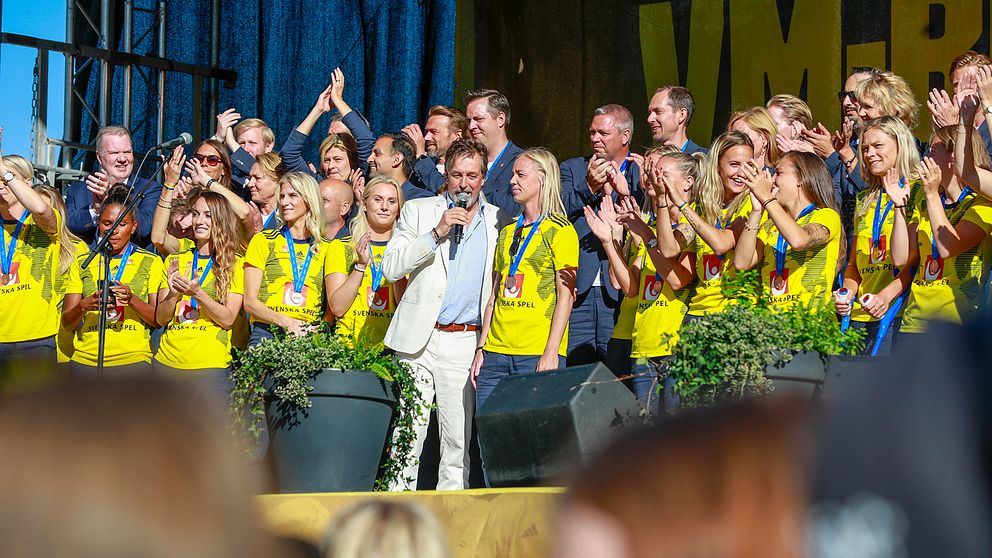 Svenskorna fick ta emot publikens jubel på scenen på Götaplatsen.