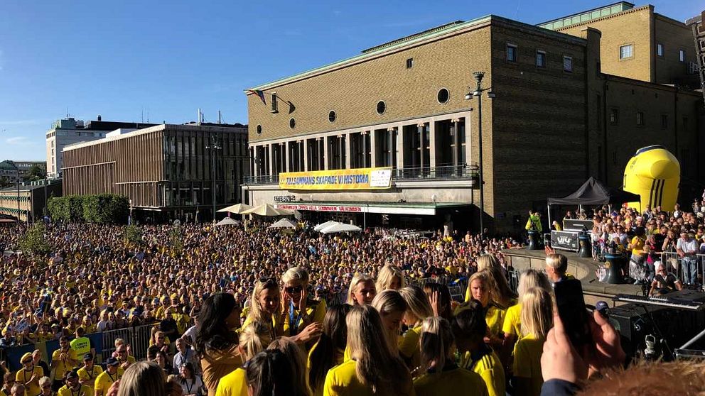 Spelarna framför publiken i ett soligt Göteborg.