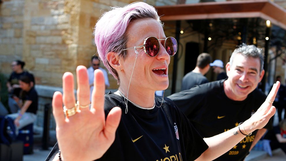 Megan Rapinoe när USA:s landslag landade på amerikansk mark efter guldet.