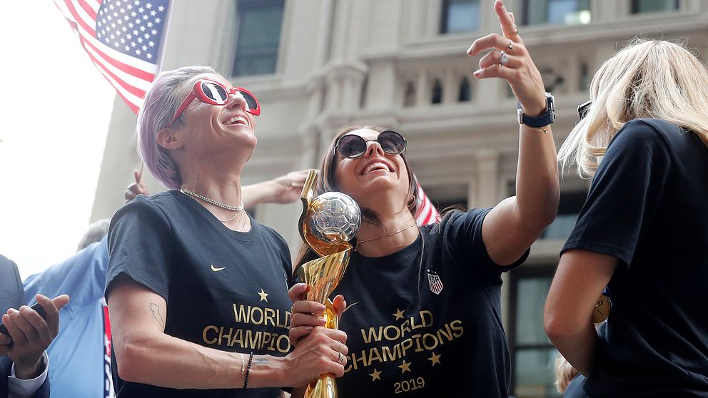Megan Rapinoe och Alex Morgan firar VM-guldet.
