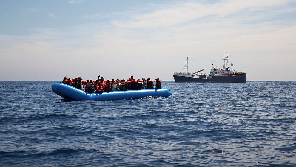 Migranter i en båt på Medelhavet