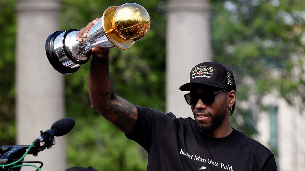 Kawhi Leonard håller upp pokalen för finalspelets mest värdefulle spelare.