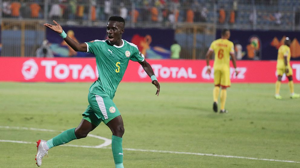Idrissa Gana Gueye firar med slängkyssar efter 1-0-målet i matchen mot Benin.