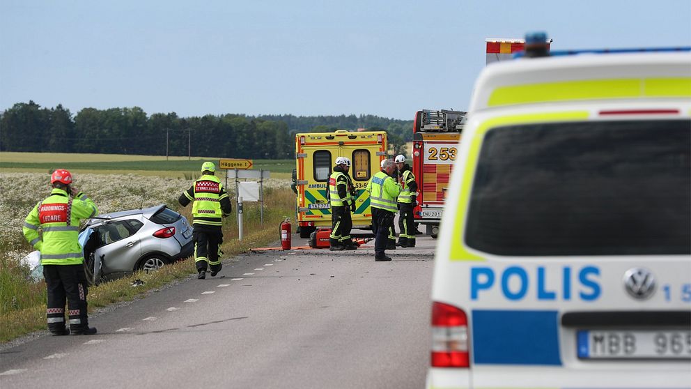 Stort pådrag med räddningstjänst, ambulans och polis på riksväg 44 efter den svåra olyckan på riksväg 44 utanför Lidköping på fredagen.