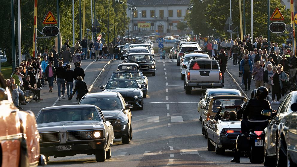 Många bilar i Härnösands centrum