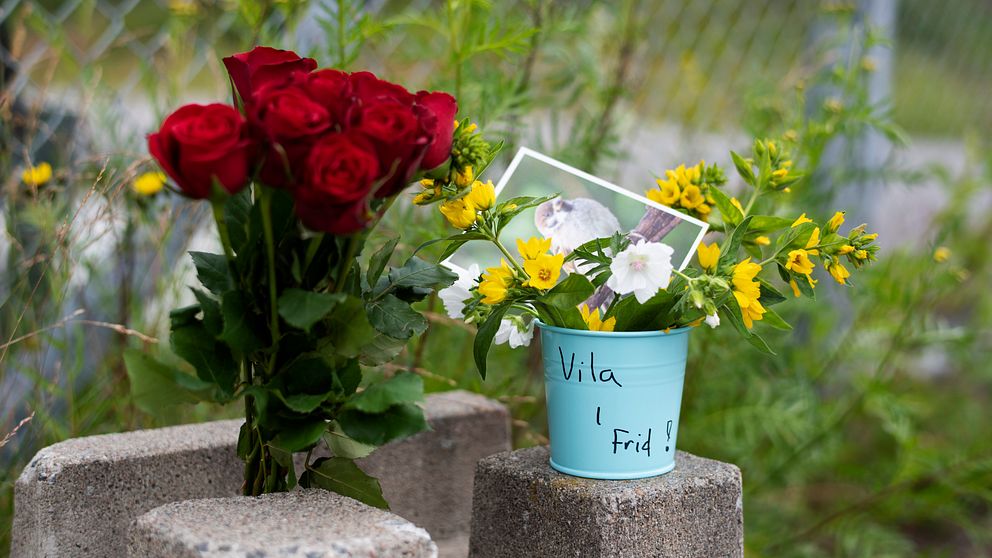 Blommor utanför fallskärmsklubben dagen efter den flygolycka där nio personer omkom
