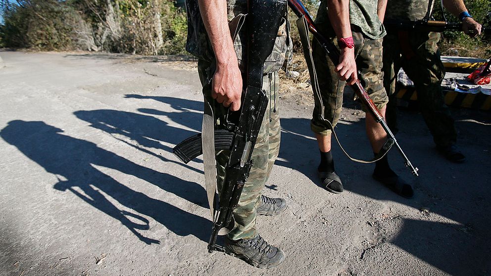 Pro-ryska separatister i östra Ukraina sänker sina vapen.