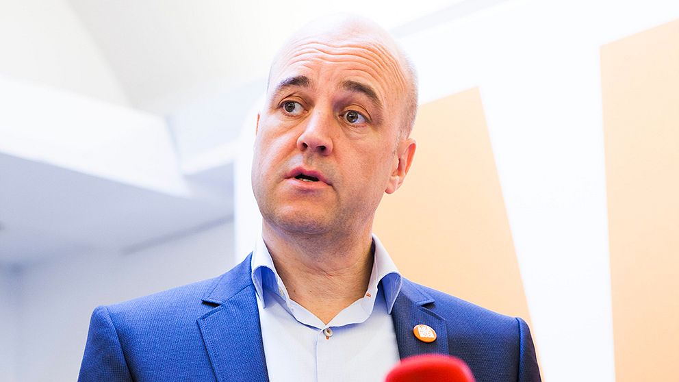 Fredrik Reinfeldt (M) då Alliansens partiledare håller presskonferens innan de äntrar scenen i Kungsträdgården i Stockholm under lördagens valspurt.