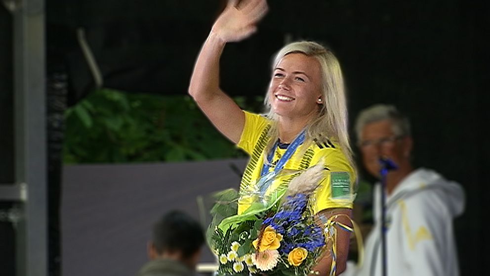 Bild på Hanna Glas när hon vinkar till publiken på Stora torget i Sundsvall.