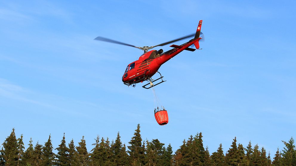 Räddningstjänstens brandhelikoptrar deltog i släckningsinsatsen under onsdagen.