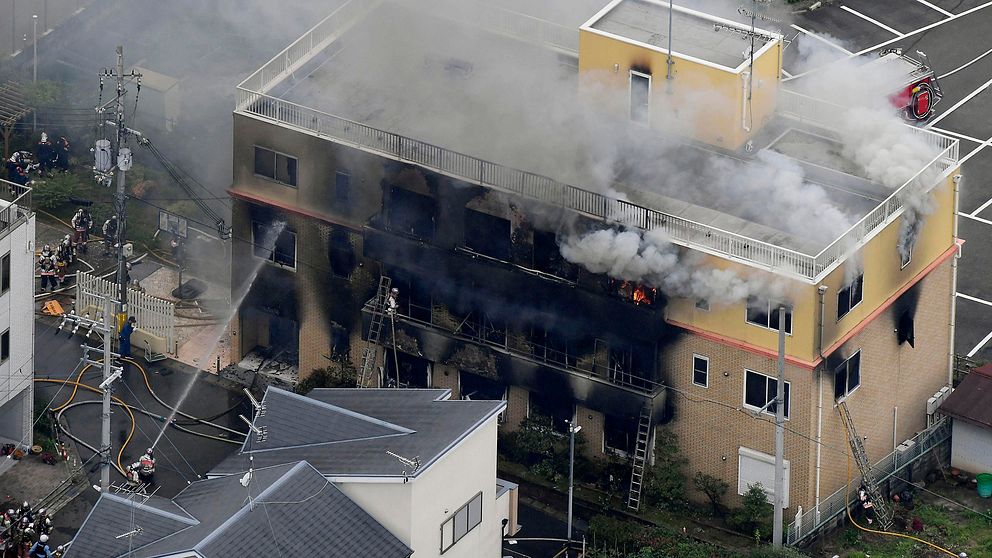 En brand i en trevåningsbyggnad i Kyoto.