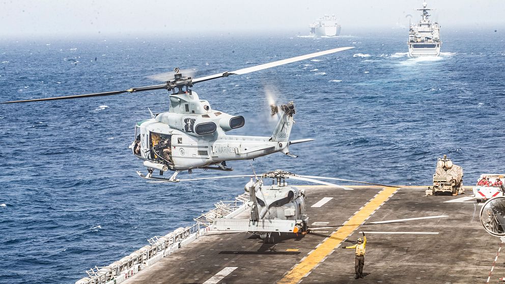 En av amerikanska marinkårens UH-1Y Venom helikoptrar lyfter från örlogsfaryget USS Boxer när det befinner sig i Hormuzsundet den 18 juli 2019 då den iranska drönaren skjuts ned.