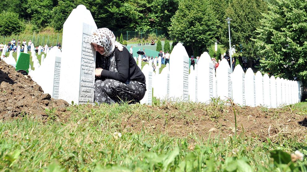 Sörjande kvinna i Srebrenica