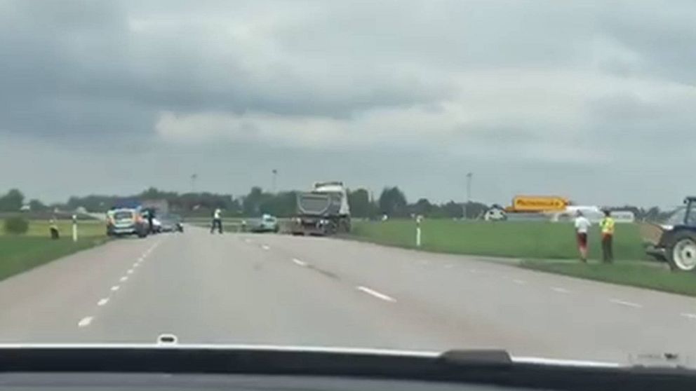 Lastbilen styrdes ut på en åker