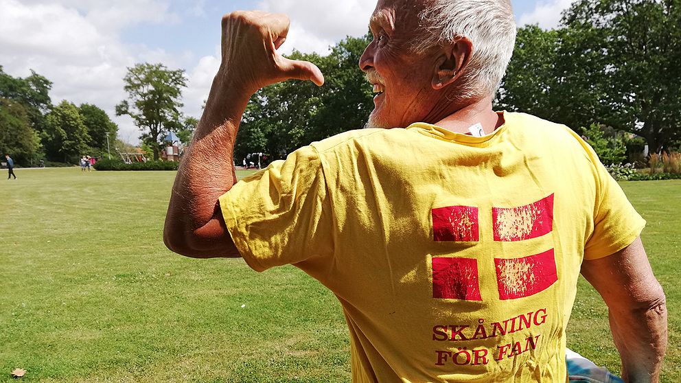 Jörn Nilsson från Landskrona visar upp sin t-shirt med tryck som utläser ”Skåning för fan”.