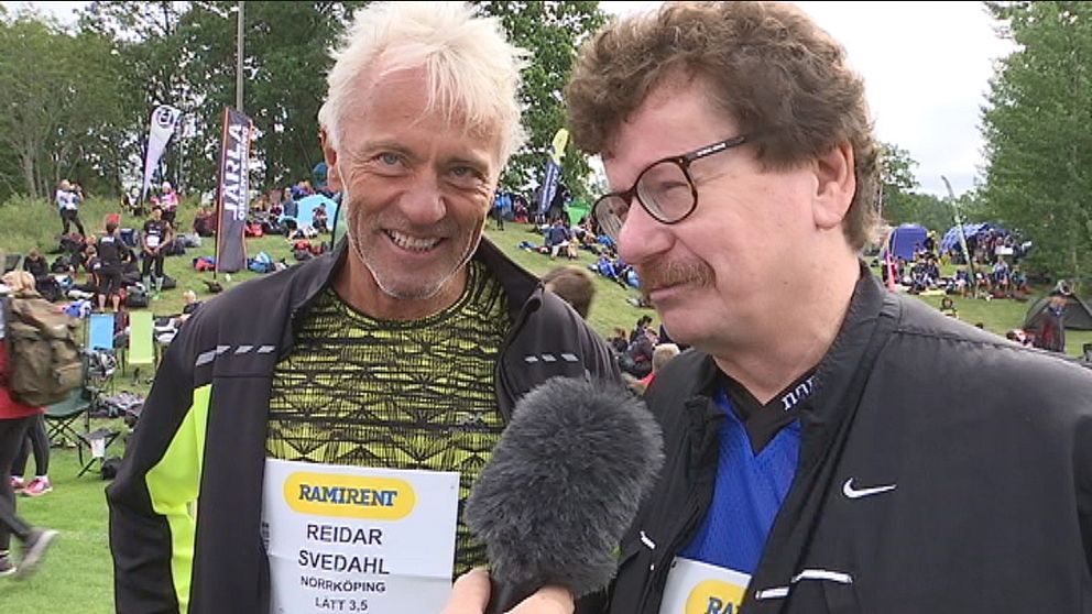 Kommunalråden Reidar Svedahl och Lars Stjernkvist blir intervjuade på tävlingsområdet.