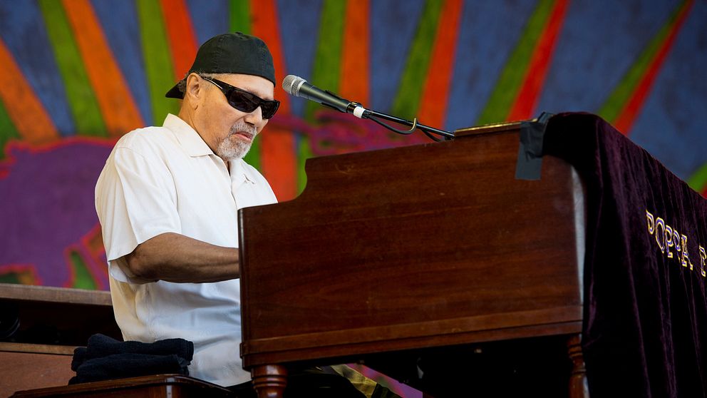Funkmusikern Art Neville på scen vid jazzfestival i New Orleans i maj 2017.