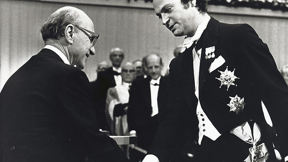 Milton Friedman, mannen bakom teorin, tar emot ekonomipriset till Alfred Nobels minne 1976