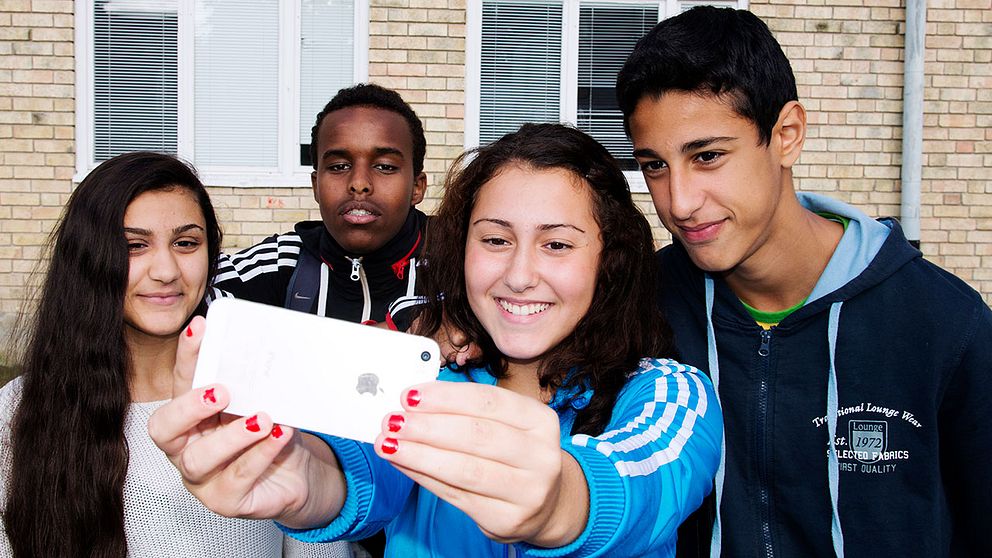 Sara Asad, Shamaka Farah, Hazal Ciftci och Yahya Khalfal på Hässelbygårdsskolan om förslaget med mobilförbud på skolor.