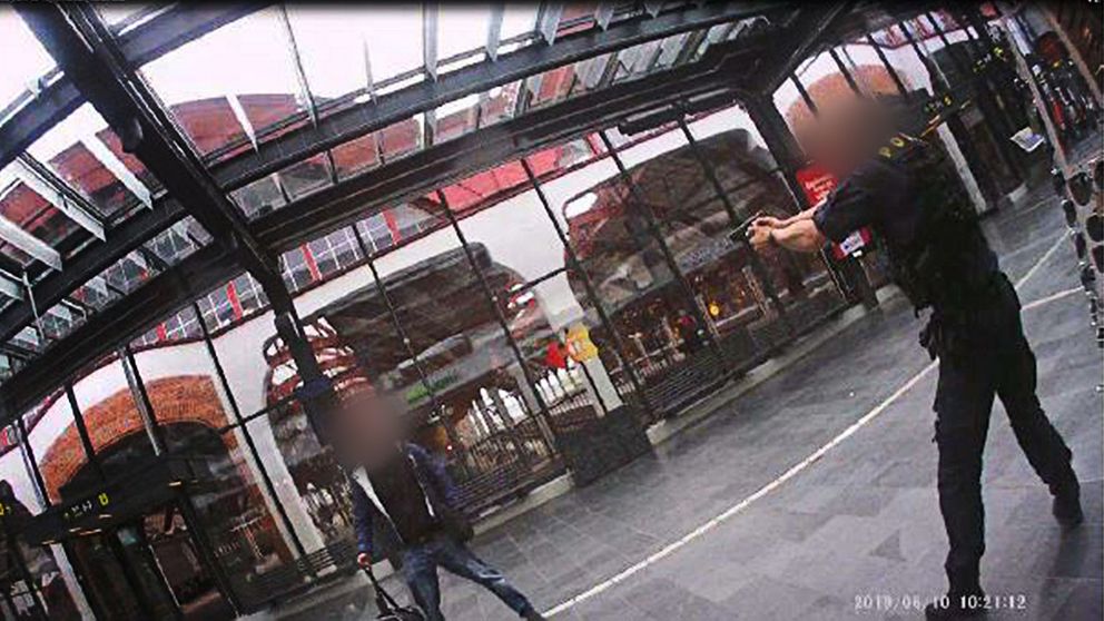 Bilder från en ordningsvakts kroppskamera visar händelseförloppet där mannen skjuts på Malmö C.