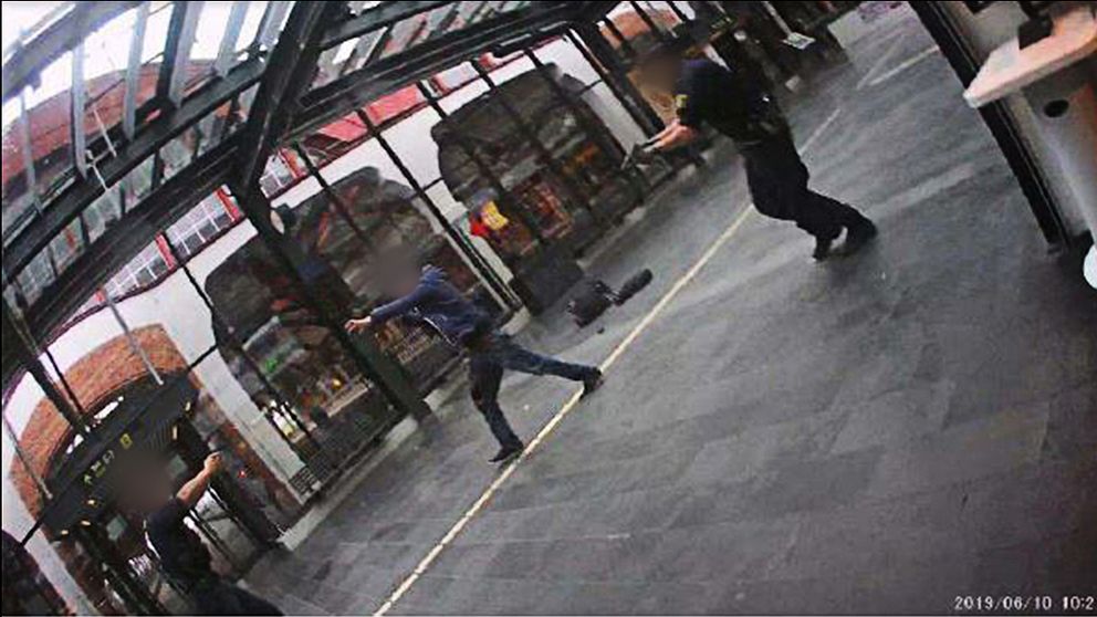Bilder från en ordningsvakts kroppskamera visar händelseförloppet där mannen skjuts på Malmö C.