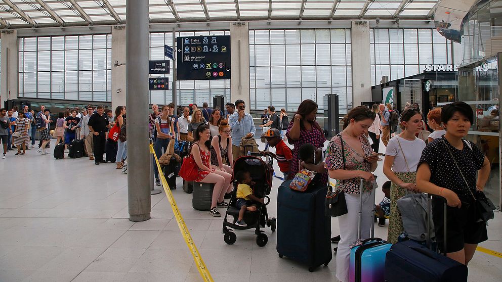 Folk som köar på tågstationen Gare du Nord.