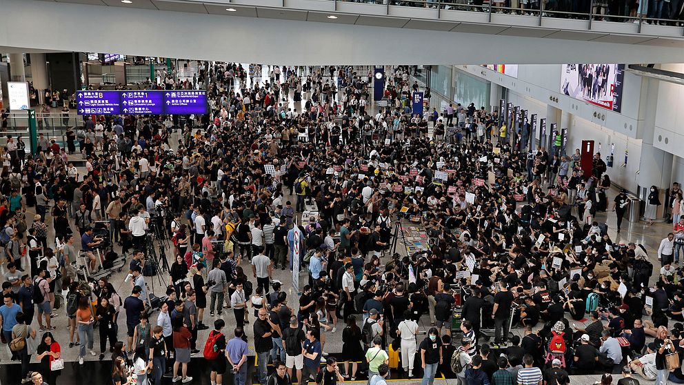 Demonstranter samlas på en flygplats i Hongkong.